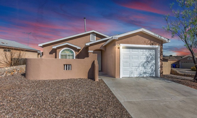 Las Cruces House | Affordable 3 Bedroom, 2 Bath Home! Close to Hwy 70, WSMR and NASA, Short term