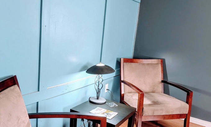 Winnipeg Apartment | Affordable 4 bedrooms/FREE parking/15 mins to Airport/FREE monthly Cleanings