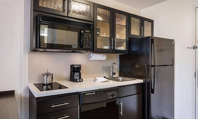 Libertyville Hotel | Affordable & Convenient: 4 Cozy Suites w/Full Kitchen, BBQ & Pet-Friendly