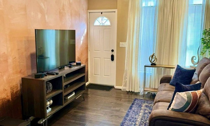 Downtown Baltimore House | Affordable Furnished LuxuryTownhouse near Stadiums In Baltimore Pig Town.