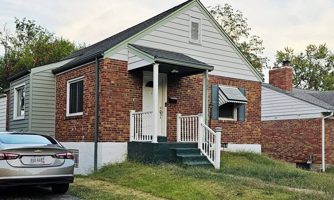 University City House | Affordable Peaceful Cozy House in STL