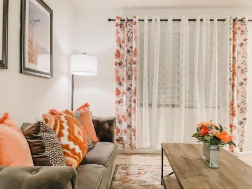 Tallahassee House | Affordable Retro Retreat 80s Townhome