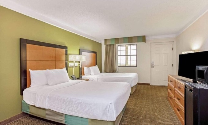 Orlando Hotel | Affordable Room Close to MCO + Free Parking & Shuttle Service | Onsite Pool