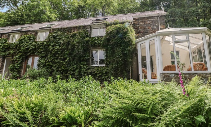 Arthog Cottage | AFON MORFA, pet friendly, with pool in Fairbourne