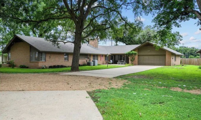 Bryan House | Aggieland Country Guesthouse