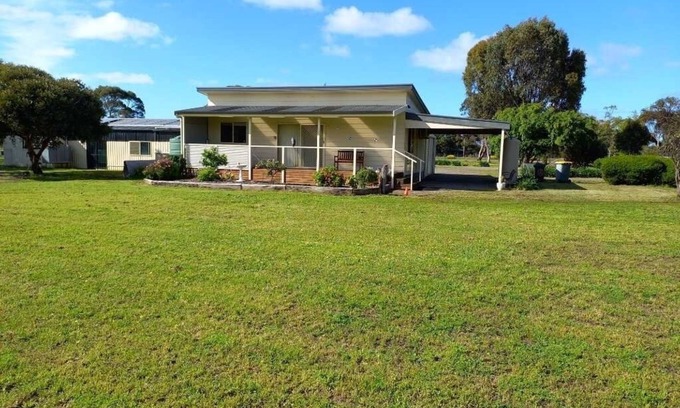 Goolwa North House | Aggies is a 2 bedroom cottage in a semi rural part of Goolwa. Close to the river