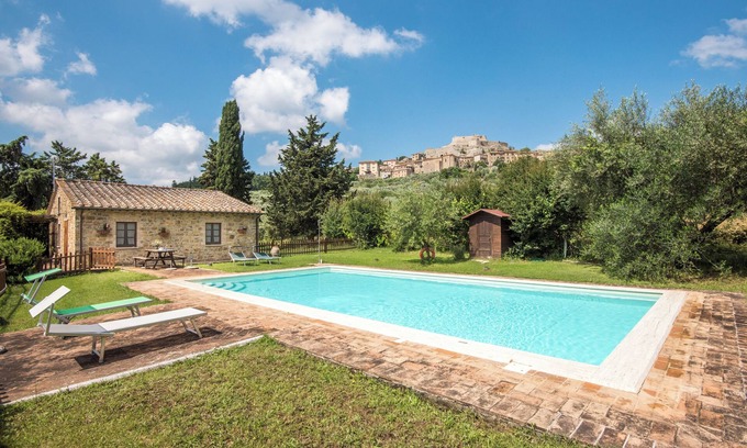 Castiglione d'Orcia Villa | Agriturismo 'Villa Agriturismo Il Pratone' with Mountain View, Private Pool and Wi-Fi