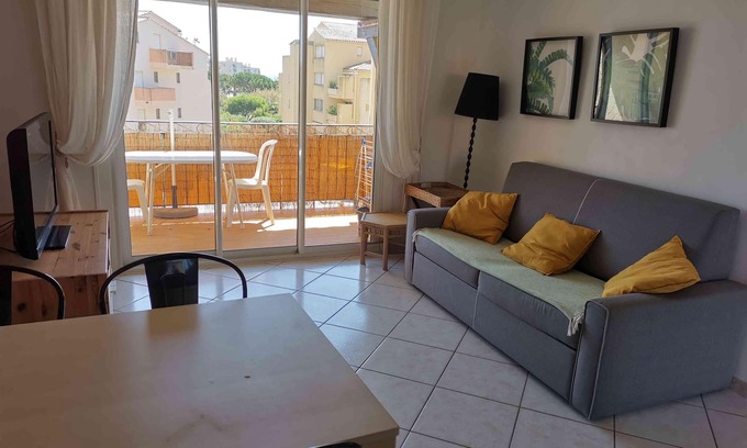 La Faviere Apartment | Air-conditioned apartment for 6 people, Bormes-Les-Mimosas, La Favière,
