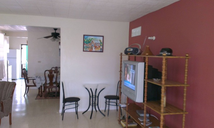 Welches Apartment | Air conditioned 3 bed apartment 5 minutes walk from the beach and shops