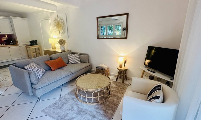 Boulouris-sur-Mer Apartment | Air-conditioned ground-floor villa with WiFi close to the sea and shops private parking