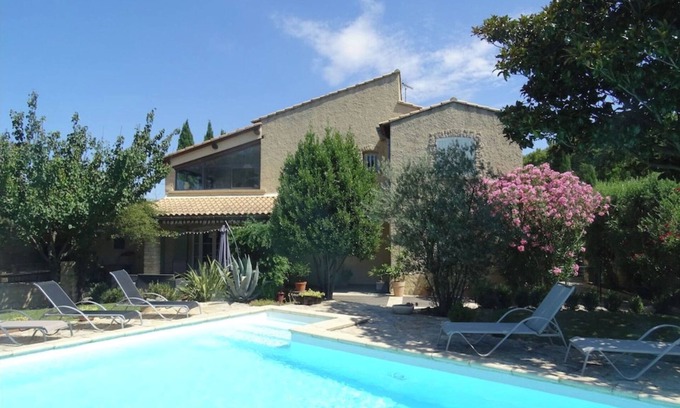 Avignon Villa | Air-conditioned villa for 8 people
