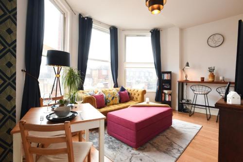 Southsea Apartment | Air Maison - Minutes From Seafront - Sleeps 4 Free - Street Parking