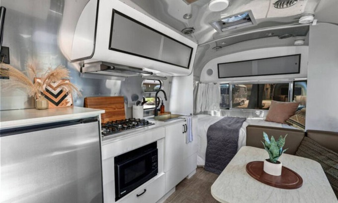 Dunsmuir Apartment | Airstream - (Cherry)