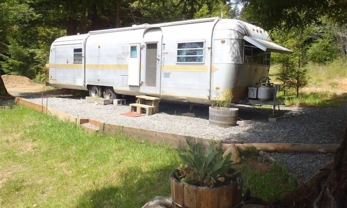 Butte House | Airstream in the Redwoods, near River and Beaches w/Hot Tub, Wifi, privacy.