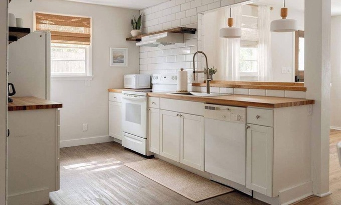 Folly Beach Cottage | Airy 3-Bed Cottage w/Grill, Steps to the Beach!