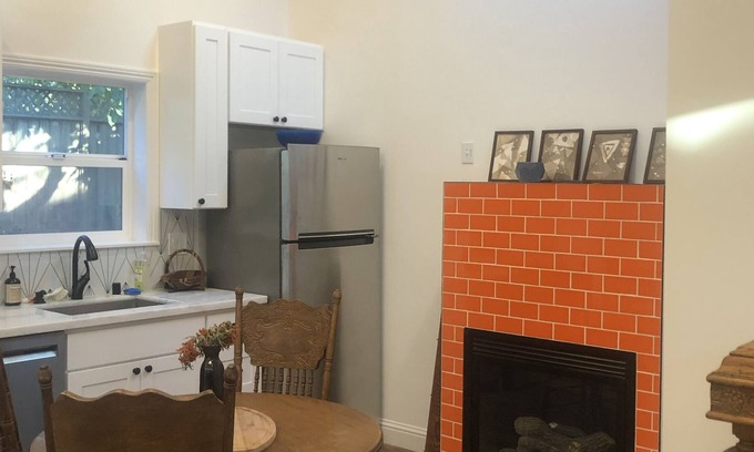 Oakland House | Airy and Spacious Bungalow in the Heart of Oakland