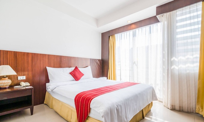 Thanon Phaya Thai Apartment | Airy Thai Style 1 BR W/Cafe & Spa near Pratunam