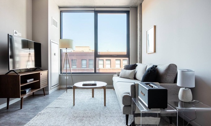 West Loop Apartment | Airy West Loop 1BR w/Pool, Pet Spa, near Restaurant Row, by Blueground