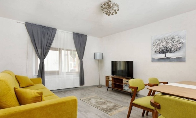 Brasov House | Aki Junior Apartment - Stylish Home in Brasov's Historical Center - Free Parking