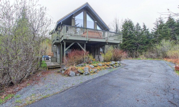 Alyeska Cabin | Alaskan Cabin Escape with Hot Tub!