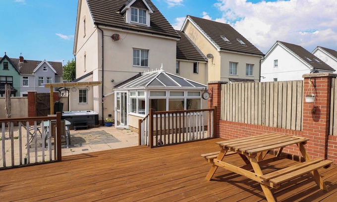 Llanelli Cottage | ALBAN ROAD, pet friendly, with hot tub in Llanelli