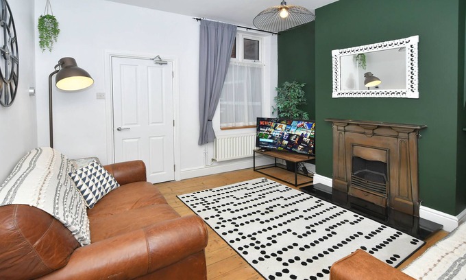 Newcastle-Under-Lyme House | Albany House by YourStays