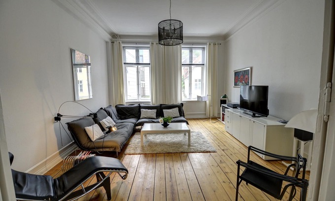 Flensburg Apartment | Albatros - Shower room, towel dryer, WLAN, TV, old building, 1st floor