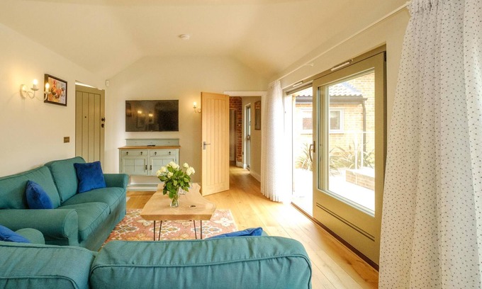 Saxmundham Cottage | Alde Bay Farm - Oyster Catcher - sleeps 4 guests in 2 bedrooms