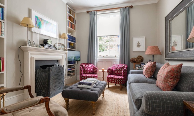 Warwick Apartment | Alderney Street V by onefinestay