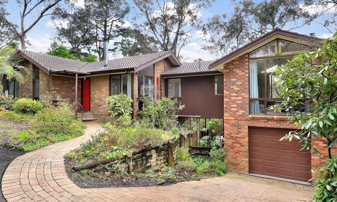 Blackheath House | Alencon | Charming home with 2 Fireplaces in a bush setting