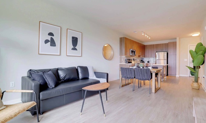 Jefferson Manor Apartment | Alexandria Apt: Business Center, Gym, Near DC