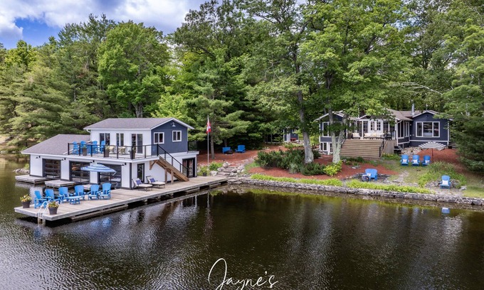 Torrance Cottage | All Day Sun! 7 bed 2 bath cottage on Lake Muskoka! Perfect Location! Privacy!