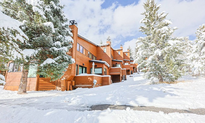 Keystone House | All engineered flooring Updated Townhome close to everything Sleeps 6!