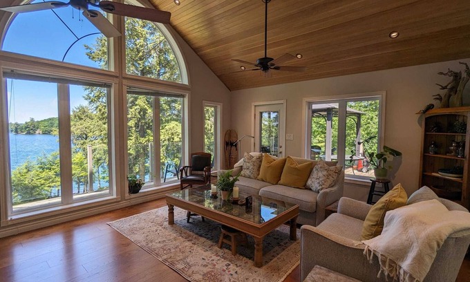 Frontenac Cottage | All season Bedford Lake House with sunset views on Devil Lake