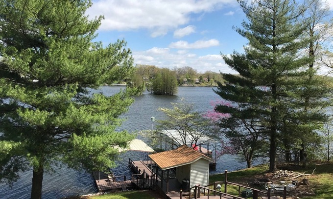Goreville Cabin | ALL SEASONS Retreat! Memories*Family*Friends*Fire Pit*Fish*Deep Water*Kayaks