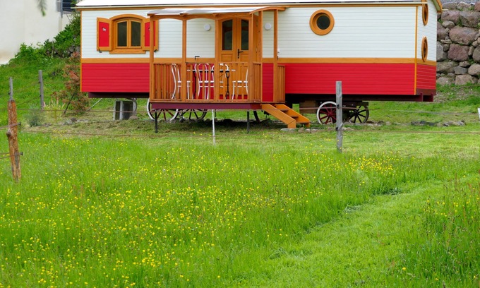 Jou-sous-Monjou Cabin | All-wood trailer : "Le gîte-donkeys"