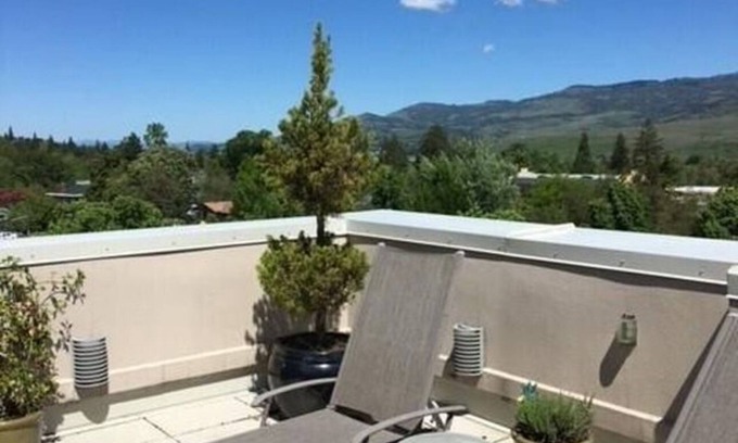 Historic Downtown District Condo | Alley-By Loft: Smack Dab in the Middle of Ashland! Steps from Theaters & Lithia