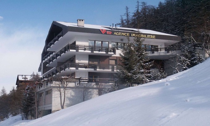 Veysonnaz Apartment | Alluring apartment in the heart of valley