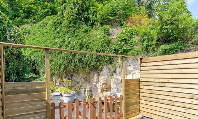 Valkenburg aan de Geul Apartment | Alluring Holiday Home in Valkenburg with Garden