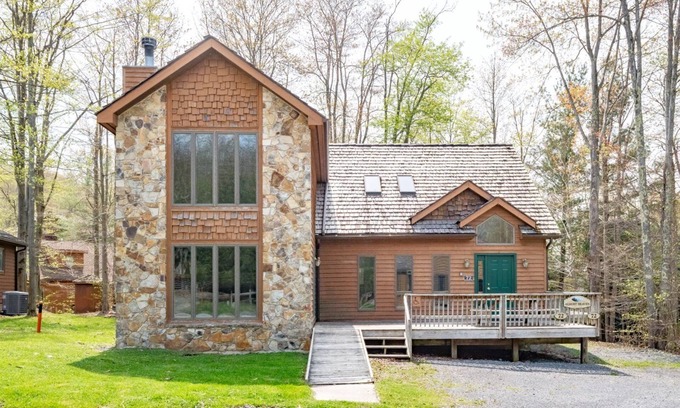 Northface House | Almost Heaven - 72 Brookside RoadnnAlmost Heaven - Hot Tub, Fireplace, Handicap Accessible, Pet Friendly
