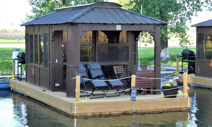 Lacolle Cabin | Aloberge 5 (In Saint-Paul-de-l'Île-aux-Noix)