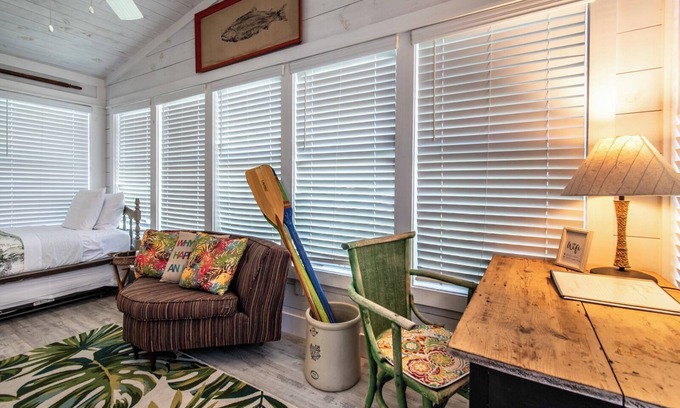 Old Town Cottage | Aloha Cottage - walk to shops food beach