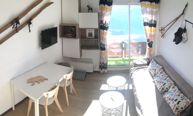 Huez Apartment | Alpe d'Huez-Eclose Est: contemporary apartment with south-facing view