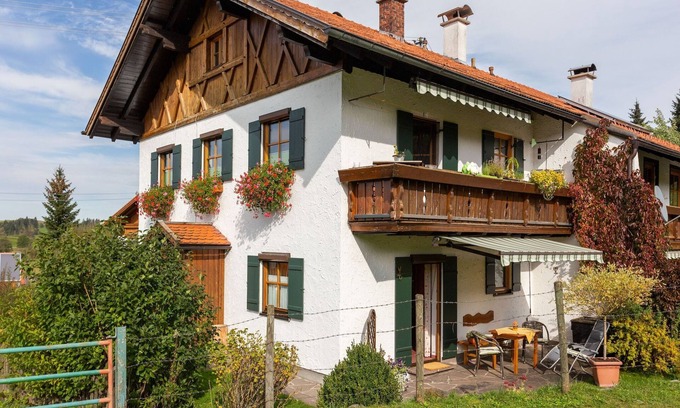 Trauchgau Apartment | Alpine Apartment with Garden