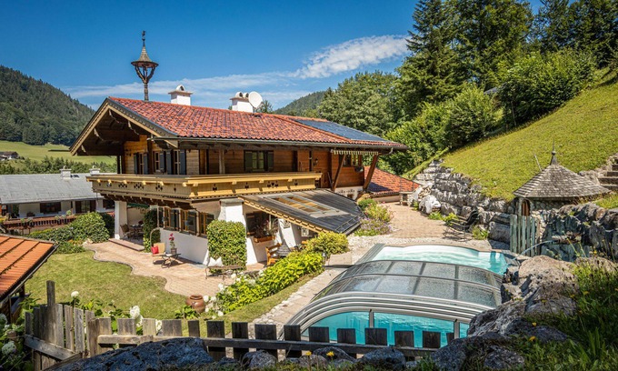 Oberau House | Alpines Juwel: Entspannung und Tradition im Ferienhaus Gipfelstürmer mit Pool