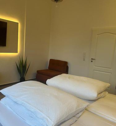 Saarbruecken Apartment | Altbau-Juwel, Antik trifft Modern im Denkmalhaus