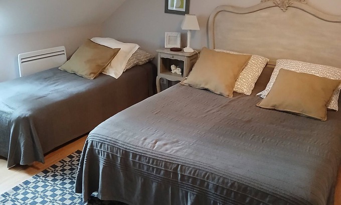 Saint-Aignan Bed & Breakfast | 'Althéa 3p' Guest Room with Shared Garden and Wi-Fi