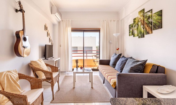 Costa de Caparica Apartment | ALTIDO Adorável Apartamento T1 com varanda perto da praia