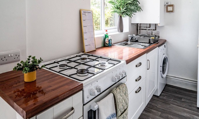 Birmingham Apartment | ALTIDO Cosy house w/ garden in Harborne