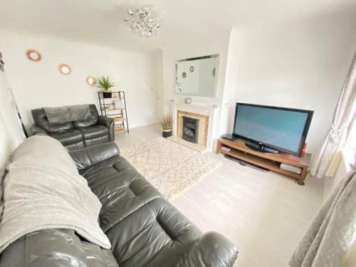 Werrington House | Alton Towers & Foxtail Barns & Oak Barns & Peak District